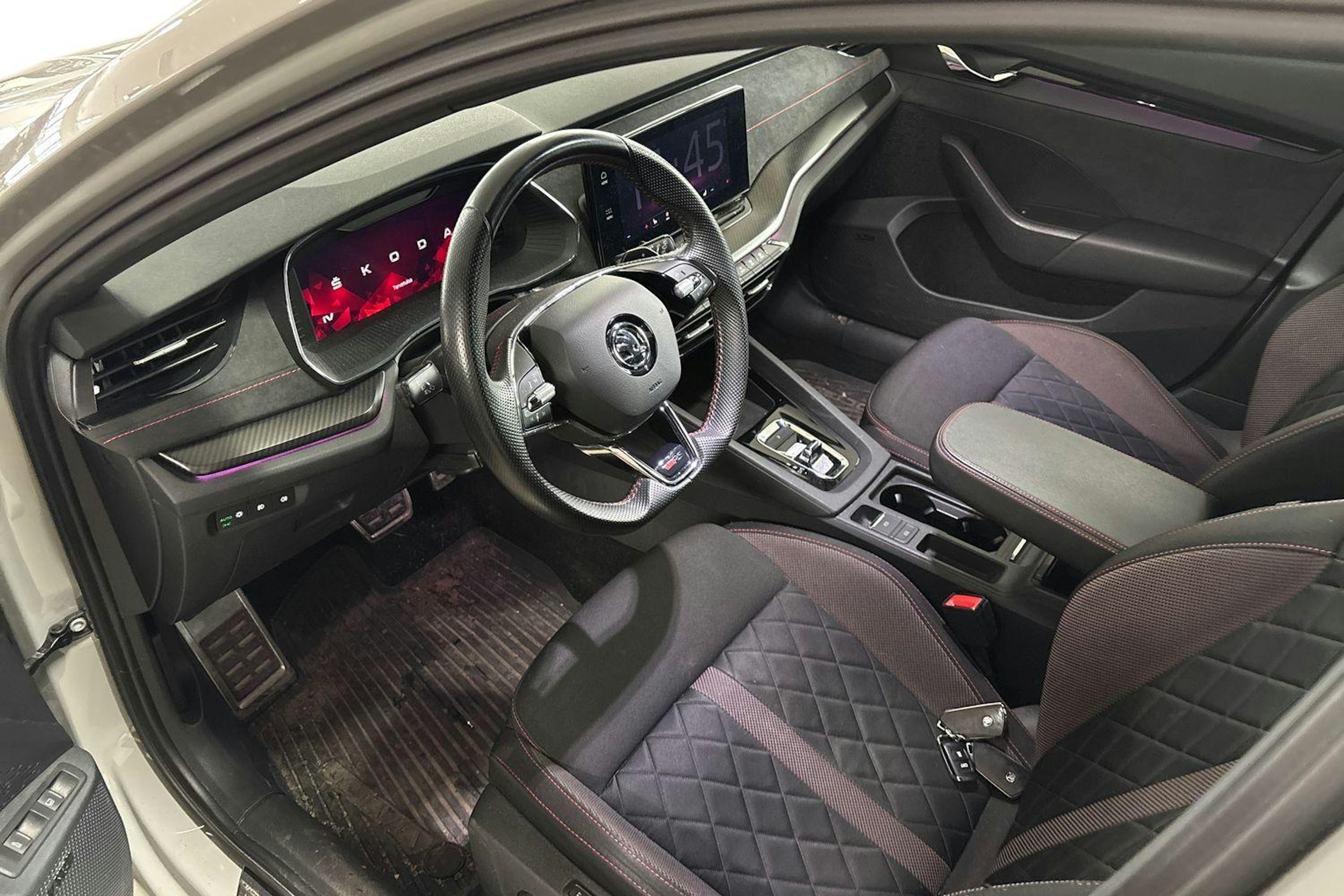 harmaa Skoda Octavia 2021 kuva 3.