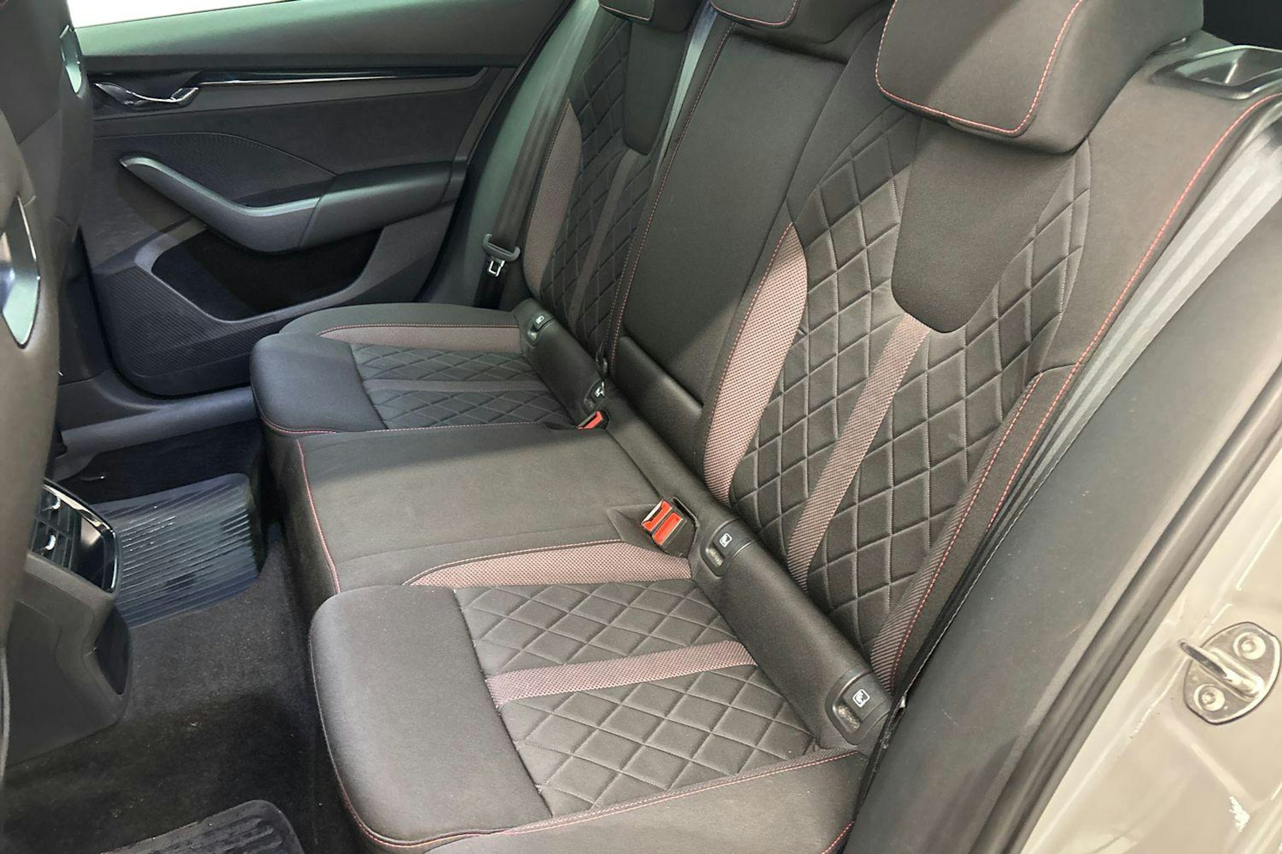 harmaa Skoda Octavia 2021 kuva 10.