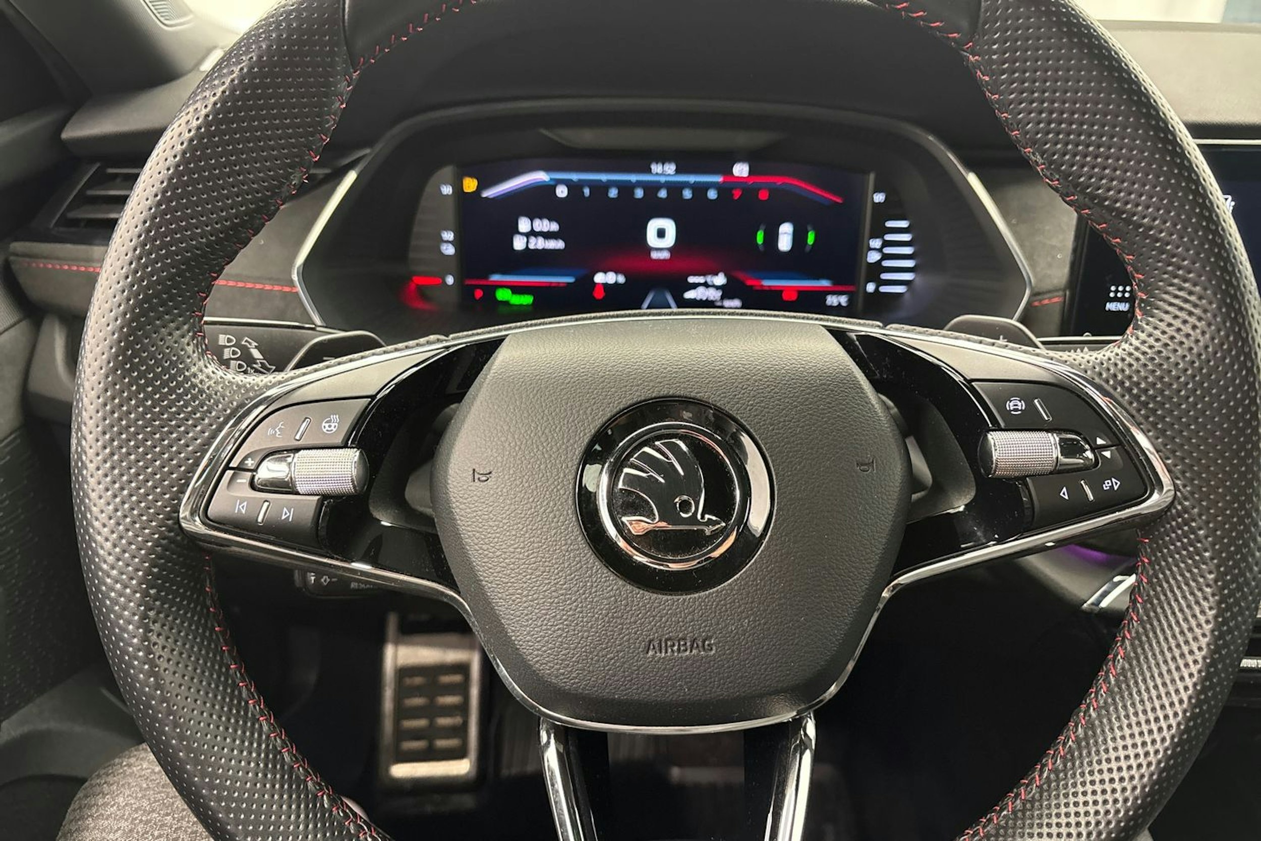 harmaa Skoda Octavia 2021 kuva 18.