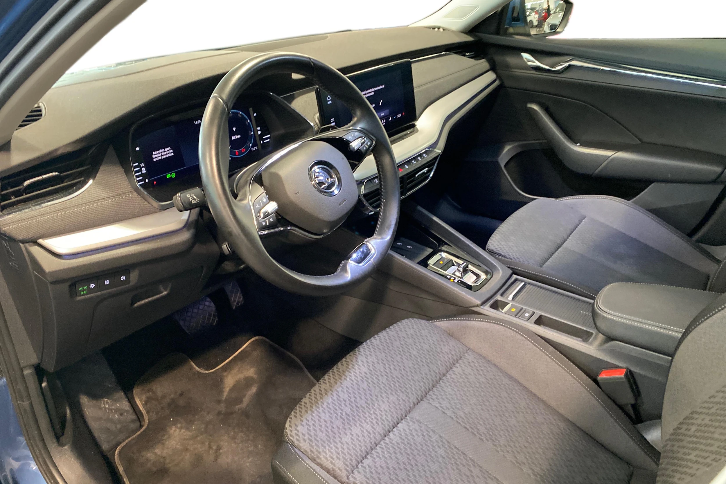 sininen Skoda Octavia 2021 kuva 6.