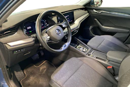 sininen Skoda Octavia 2021 kuva 6.