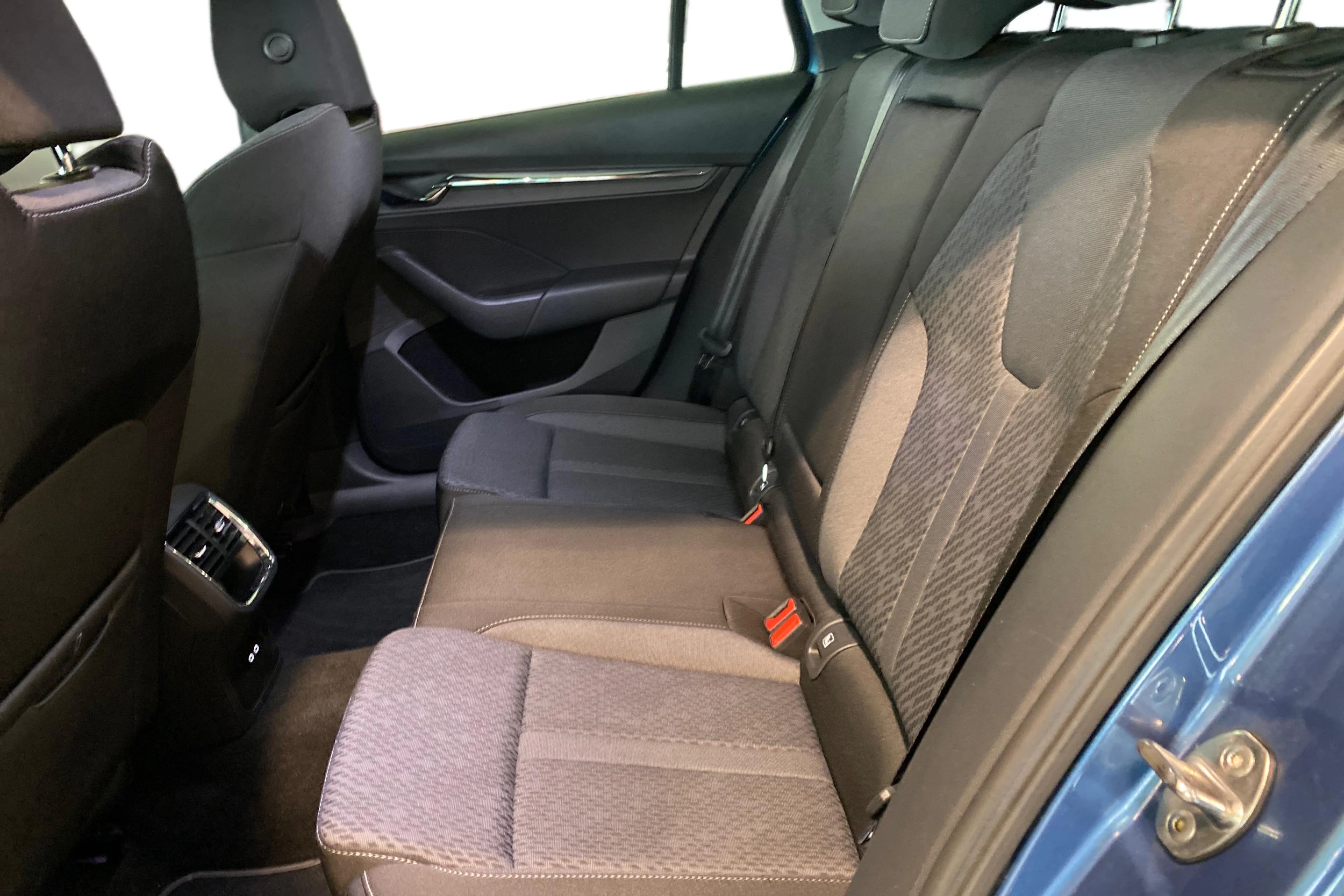 sininen Skoda Octavia 2021 kuva 8.