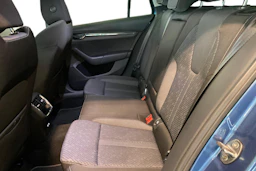 sininen Skoda Octavia 2021 kuva 8.