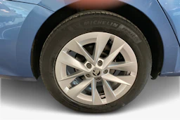 sininen Skoda Octavia 2021 kuva 9.