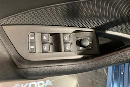 sininen Skoda Octavia 2021 kuva 15.