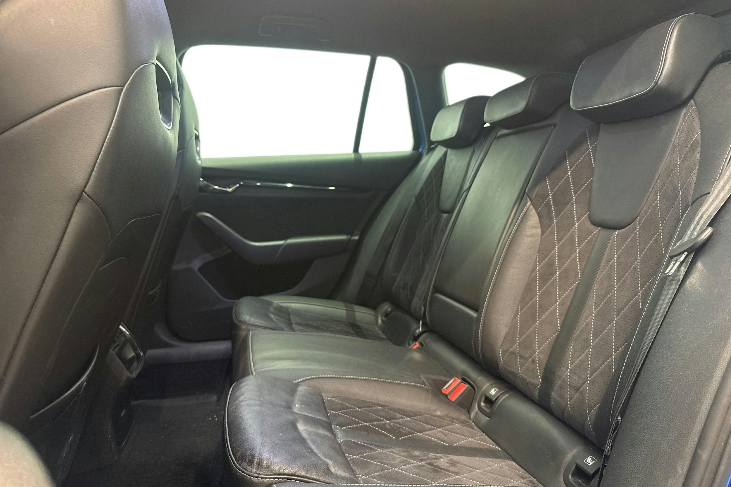 sininen Skoda Octavia 2021 kuva 8.