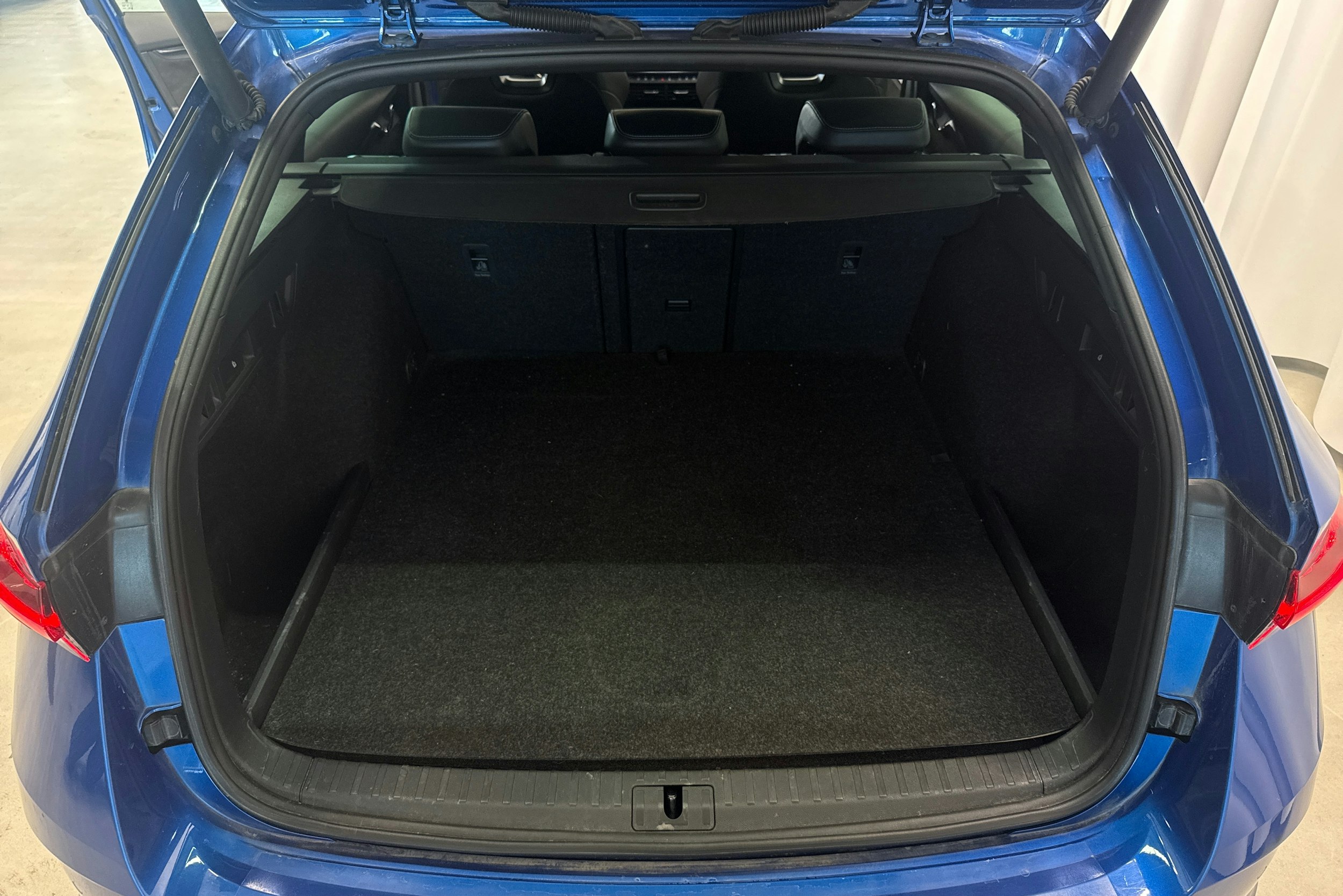 sininen Skoda Octavia 2021 kuva 26.