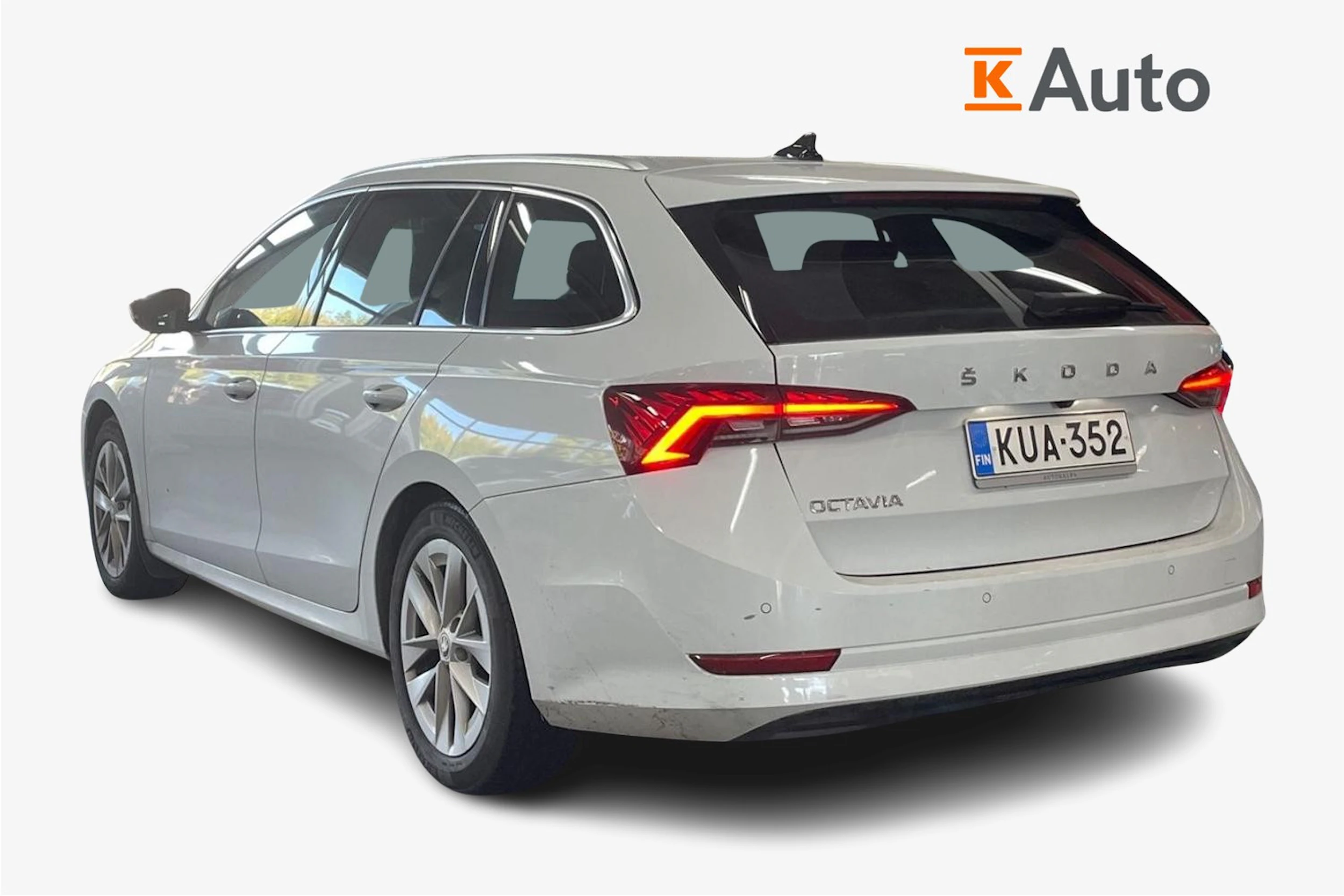 Valkoinen Skoda OCTAVIA 2021 kuva 2.