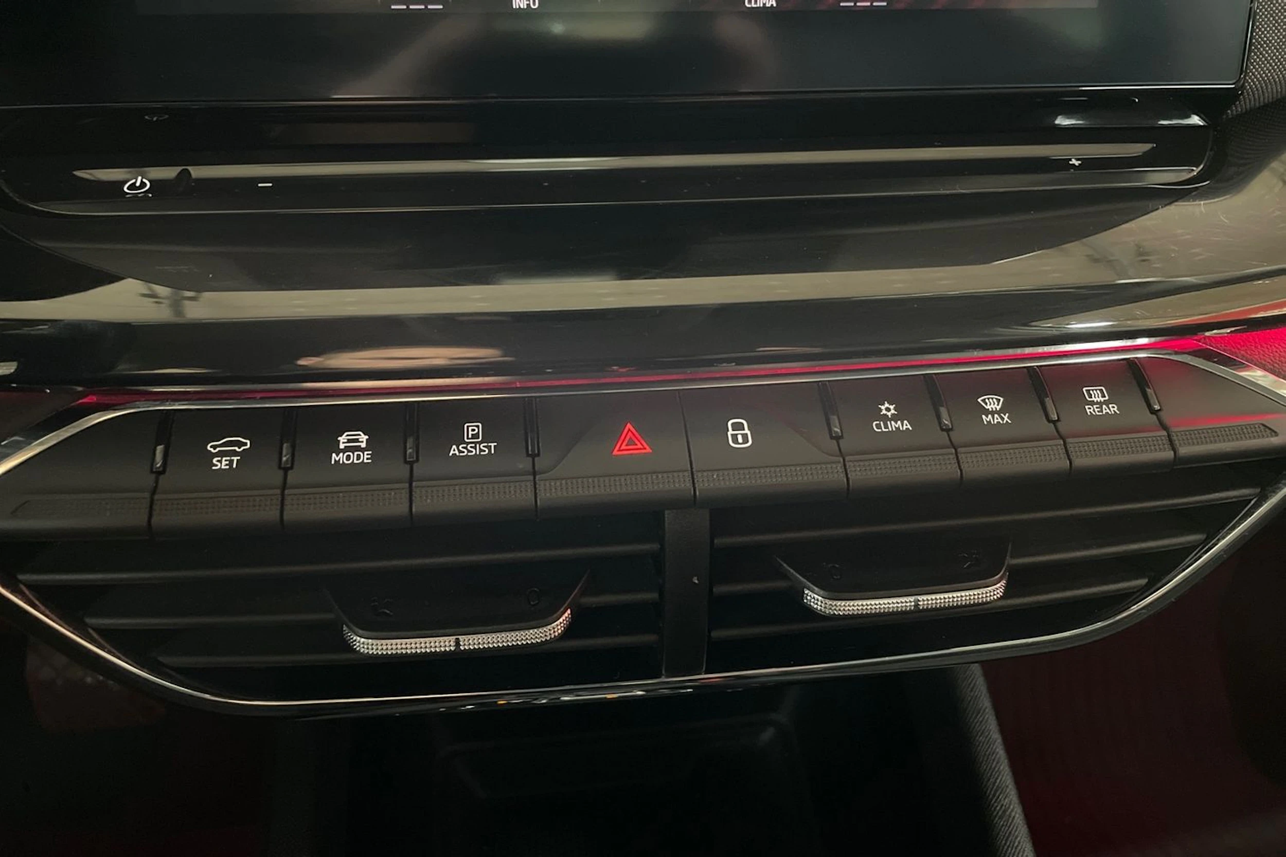 Valkoinen Skoda OCTAVIA 2021 kuva 28.