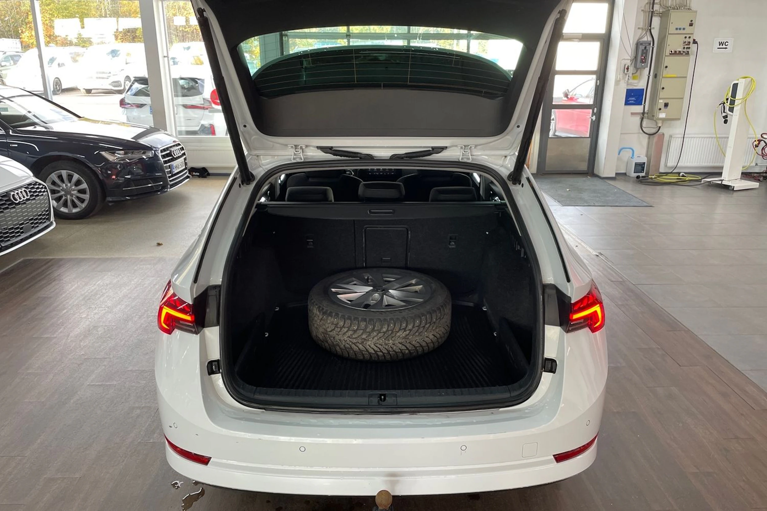 Valkoinen Skoda OCTAVIA 2021 kuva 33.