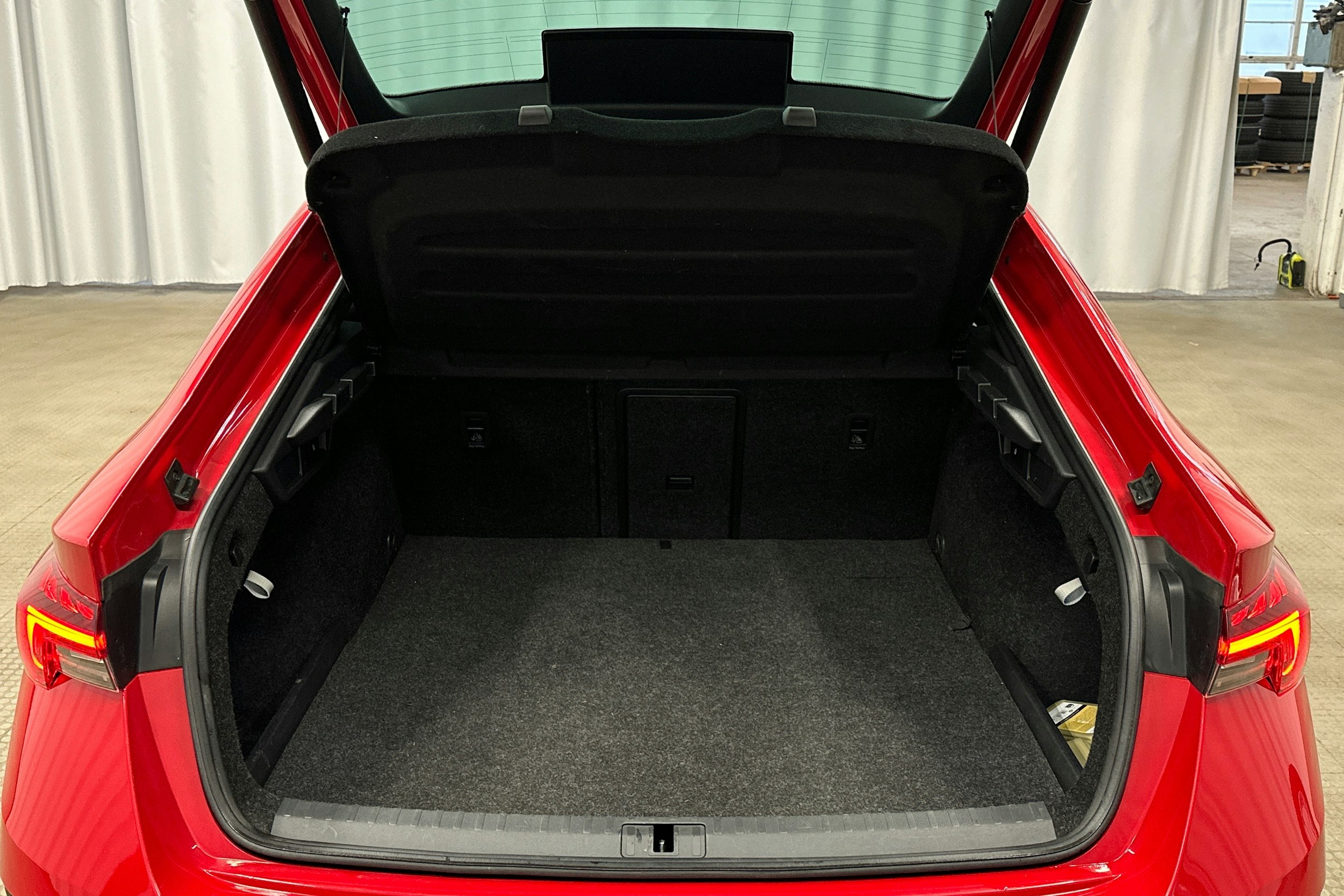 punainen Skoda Octavia 2021 kuva 14.