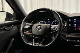 punainen Skoda Octavia 2021 kuva 16.