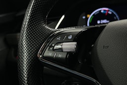 punainen Skoda Octavia 2021 kuva 18.