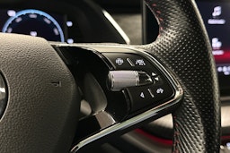 punainen Skoda Octavia 2021 kuva 19.