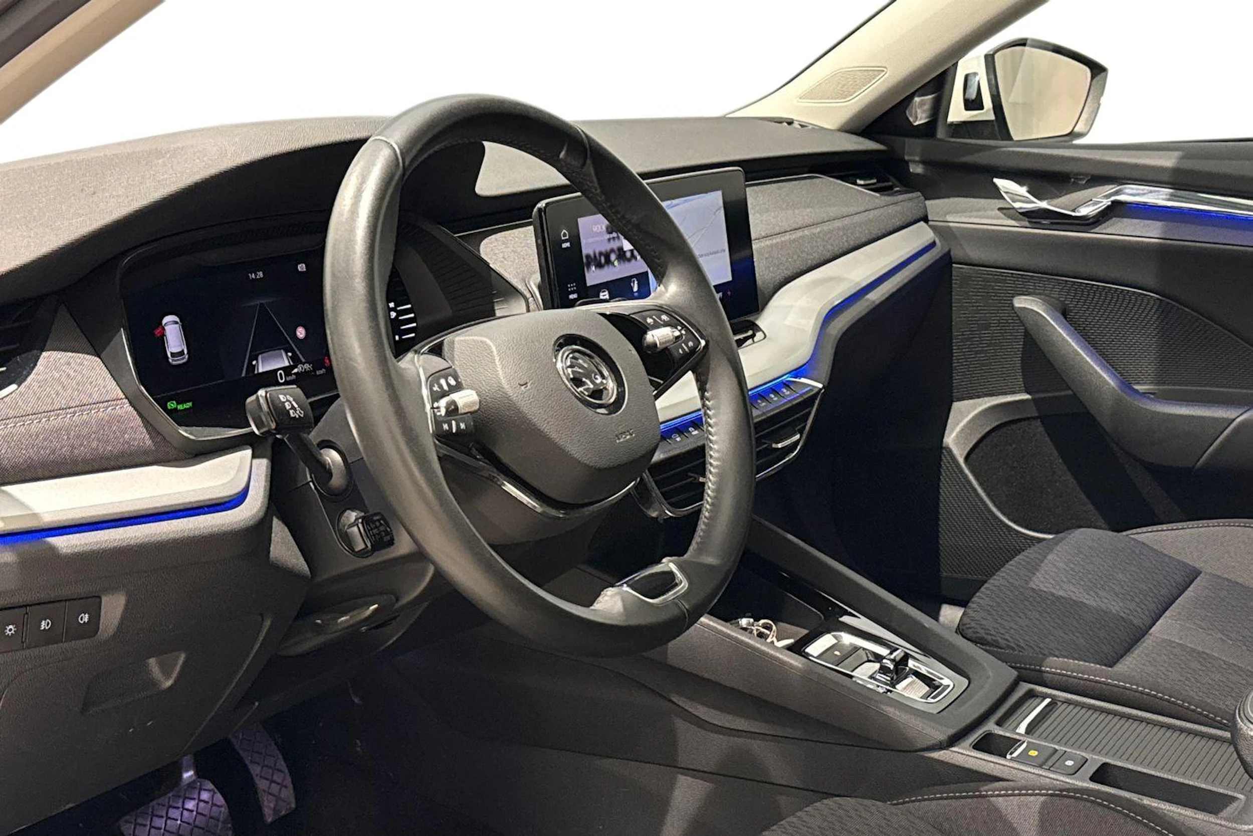 valkoinen Skoda Octavia 2021 kuva 6.