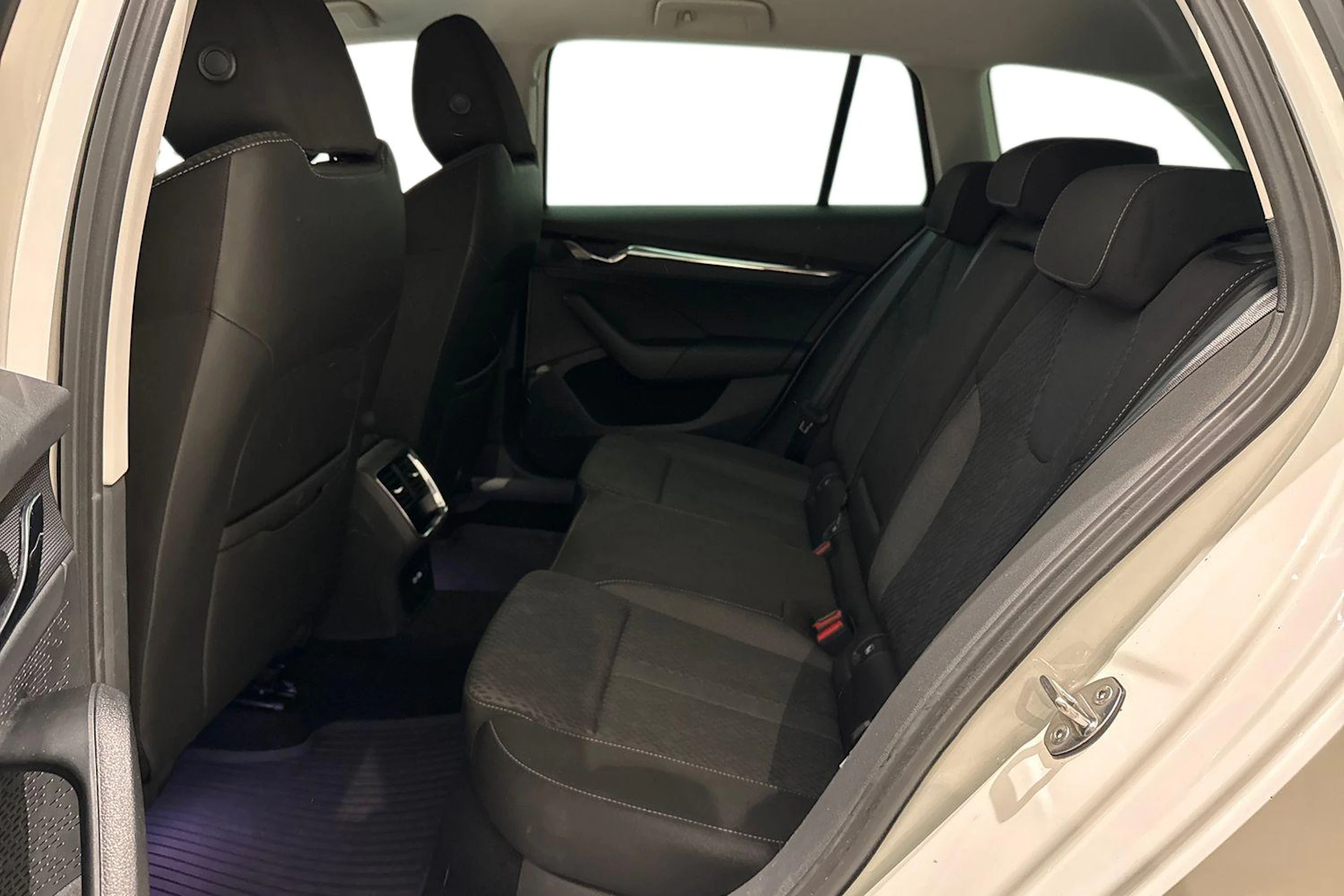 valkoinen Skoda Octavia 2021 kuva 8.