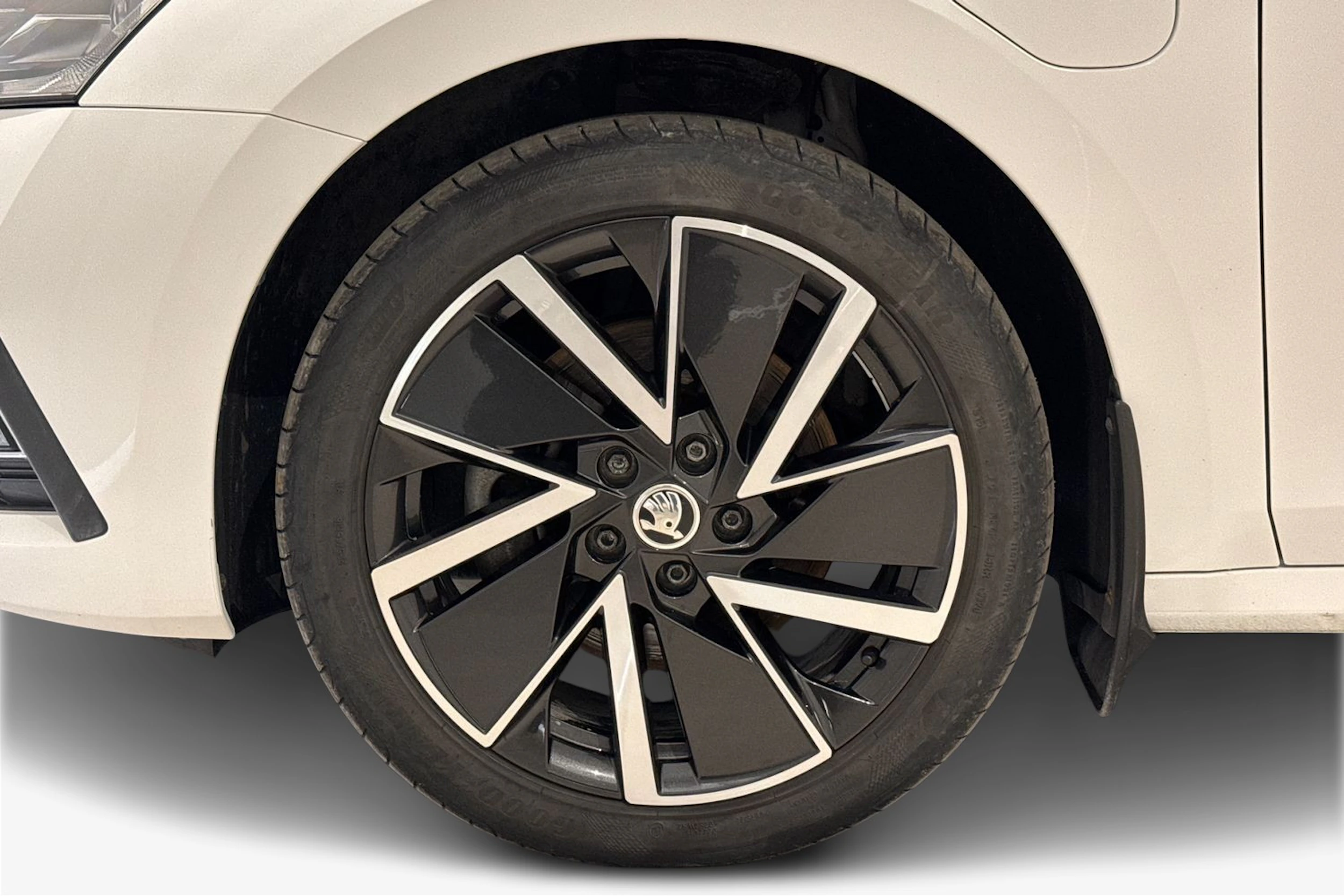 valkoinen Skoda Octavia 2021 kuva 9.