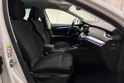 valkoinen Skoda Octavia 2021 kuva 15.