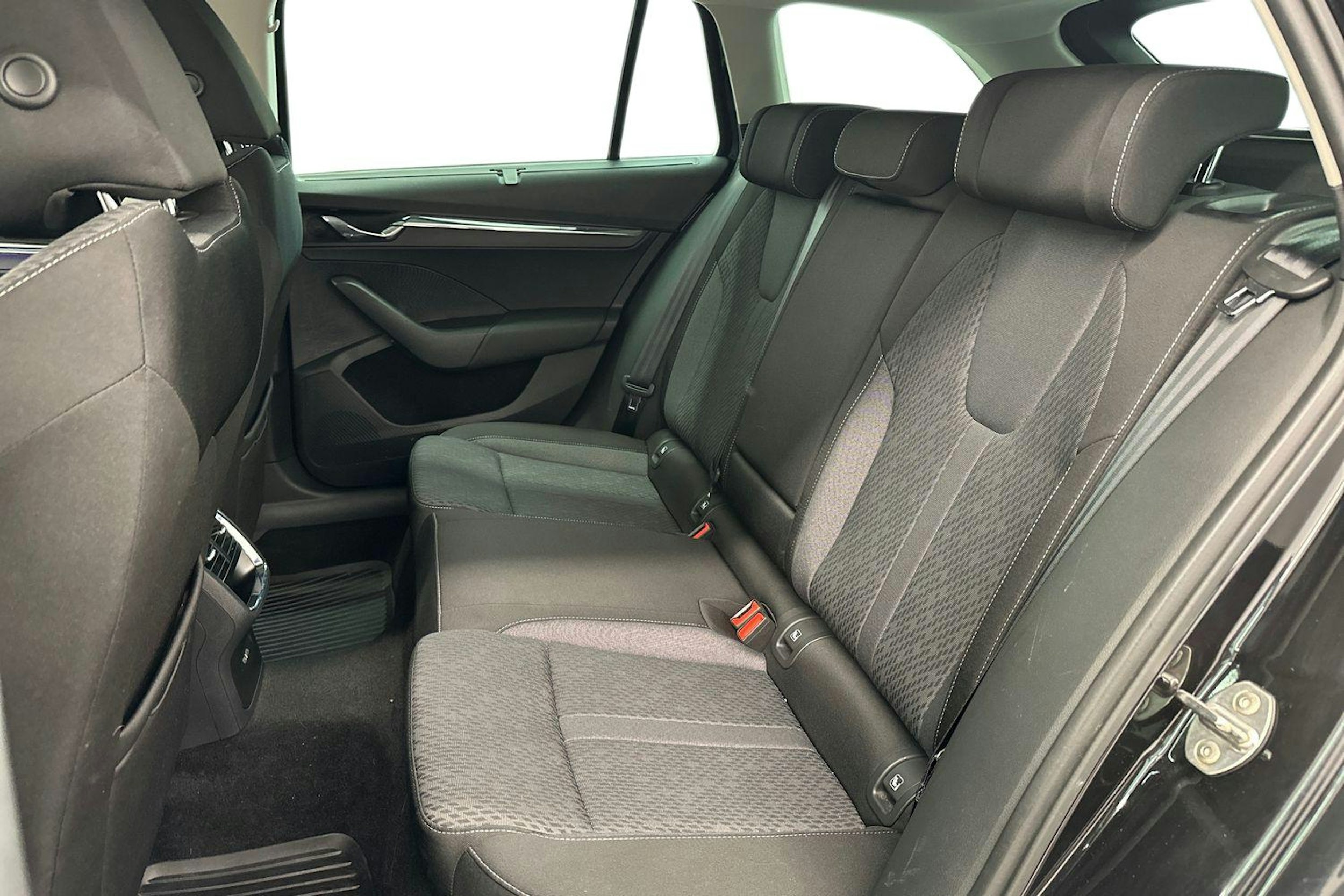 Musta Skoda OCTAVIA 2021 kuva 10.