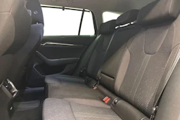 musta Skoda Octavia 2021 kuva 11.