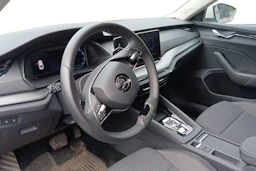 Valkoinen Skoda OCTAVIA 2021 kuva 3.
