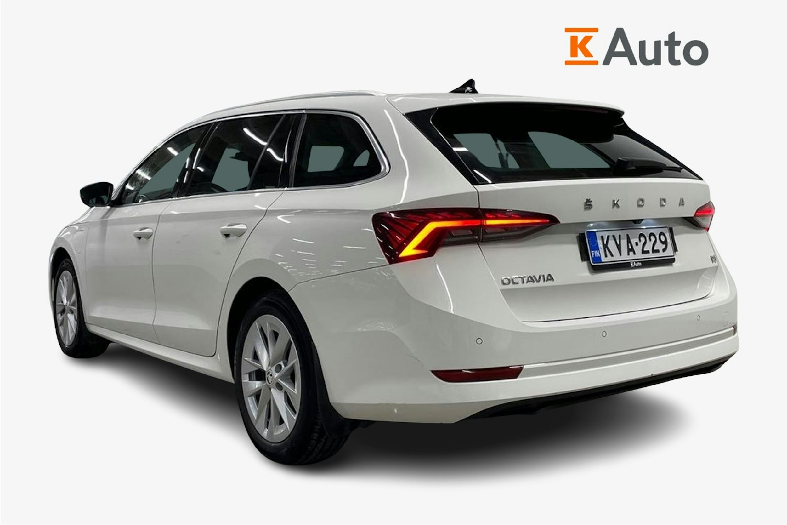 valkoinen Skoda Octavia 2021 kuva 2.