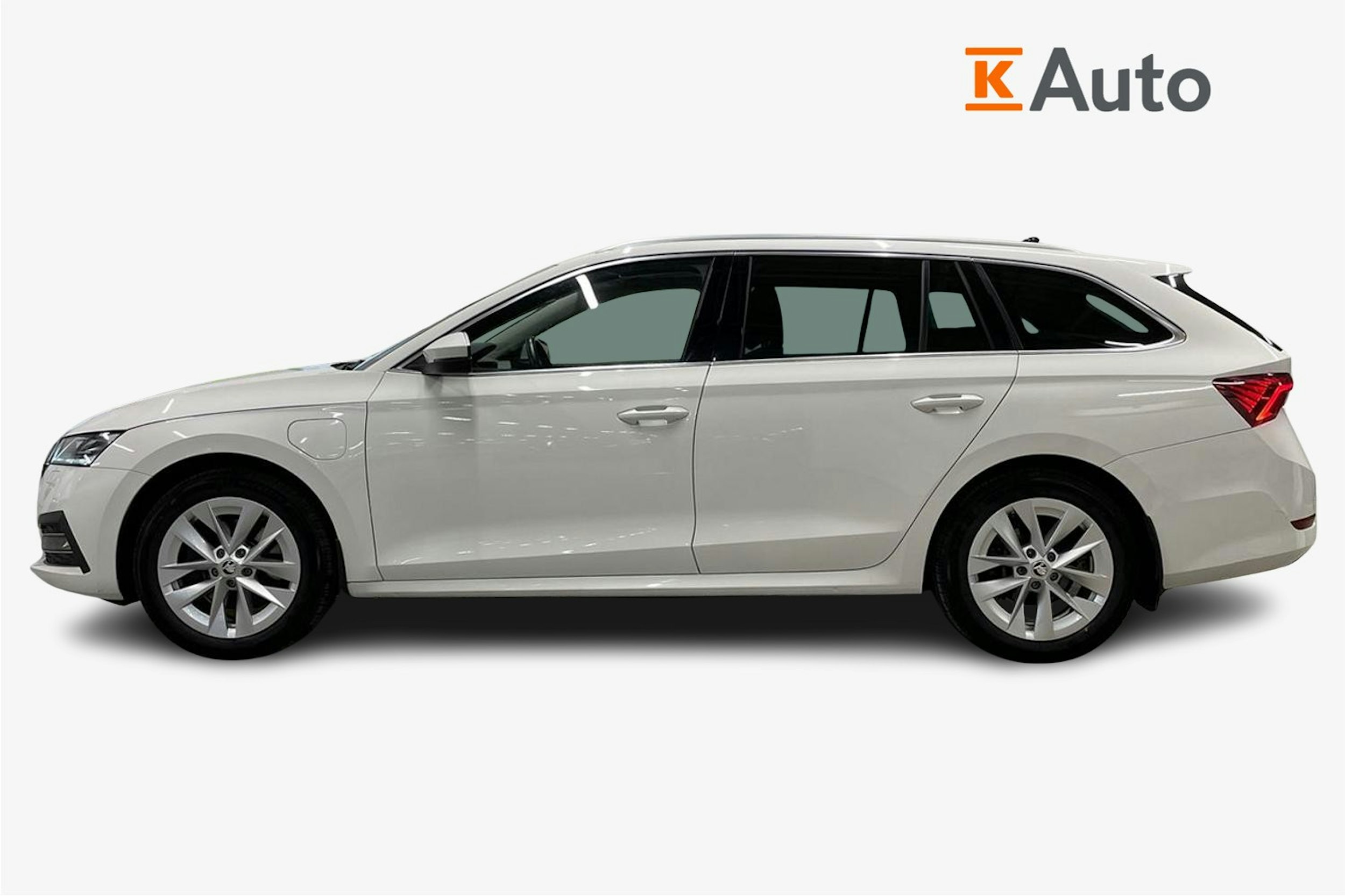 valkoinen Skoda Octavia 2021 kuva 6.