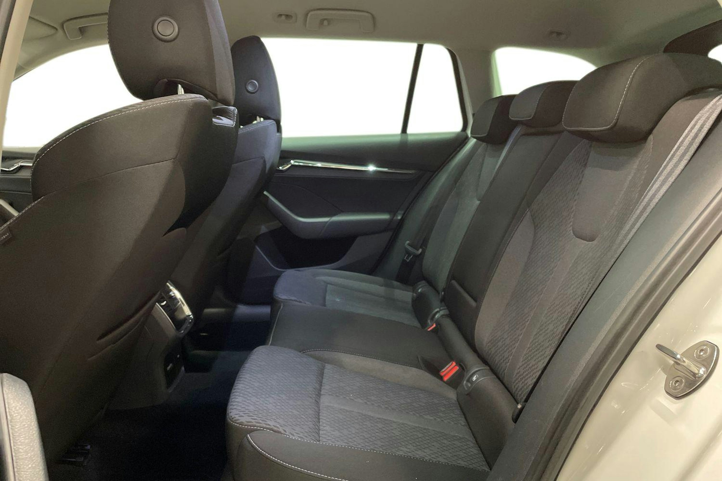 valkoinen Skoda Octavia 2021 kuva 10.