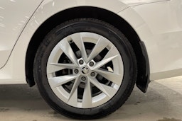 valkoinen Skoda Octavia 2021 kuva 11.