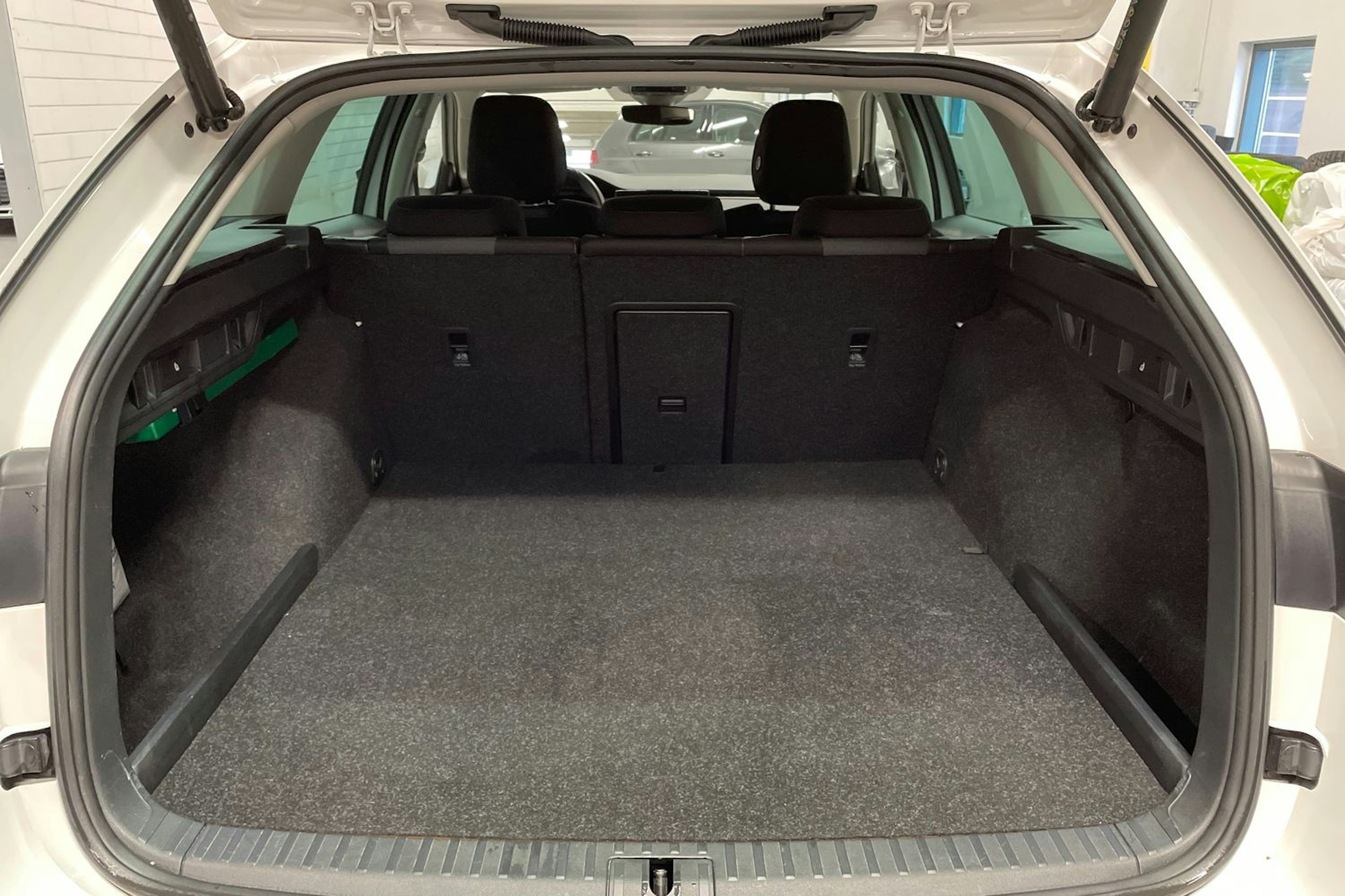 valkoinen Skoda Octavia 2021 kuva 15.