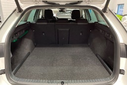 valkoinen Skoda Octavia 2021 kuva 15.