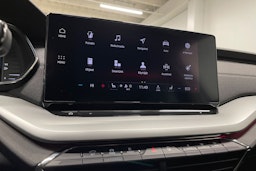 valkoinen Skoda Octavia 2021 kuva 18.