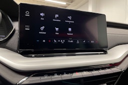 valkoinen Skoda Octavia 2021 kuva 19.