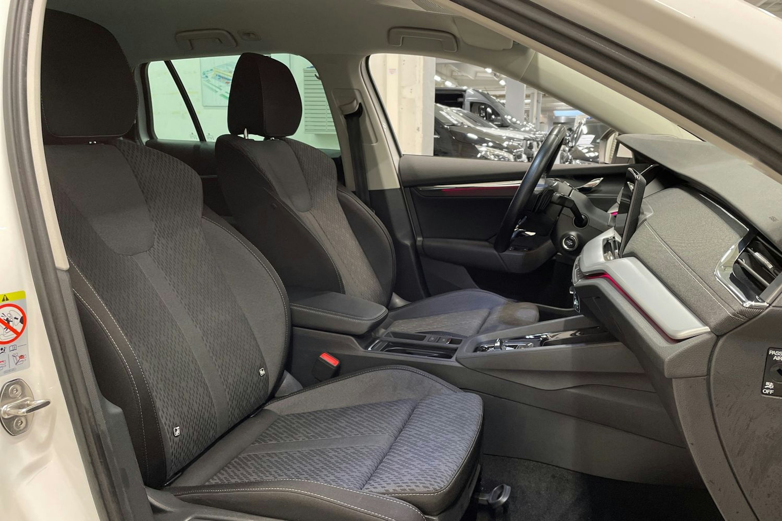 valkoinen Skoda Octavia 2021 kuva 29.