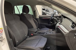 valkoinen Skoda Octavia 2021 kuva 29.