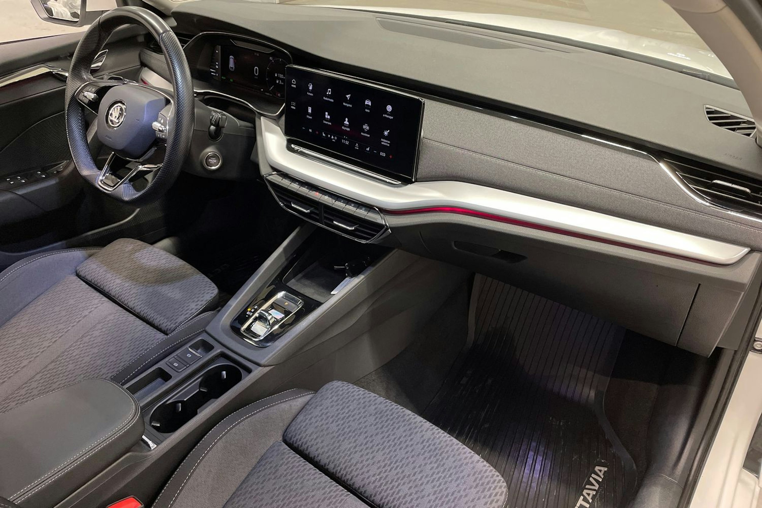 valkoinen Skoda Octavia 2021 kuva 30.