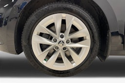 punainen Skoda Octavia 2021 kuva 11.