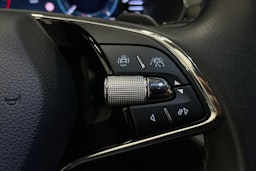 punainen Skoda Octavia 2021 kuva 19.