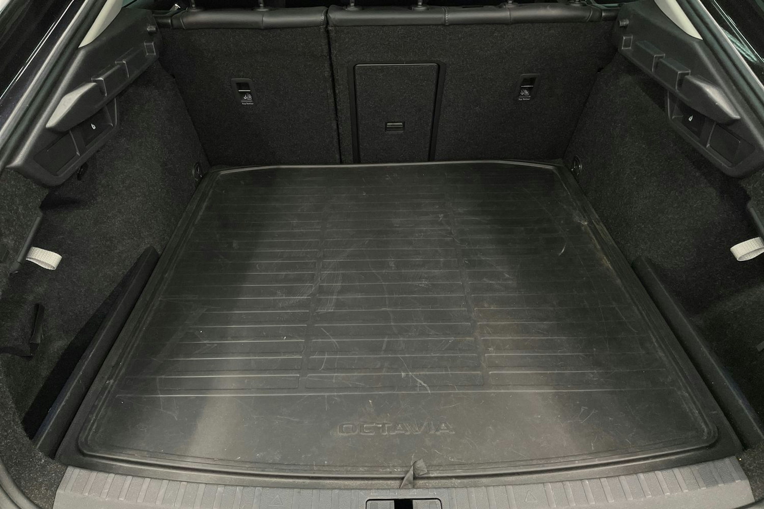 punainen Skoda Octavia 2021 kuva 25.