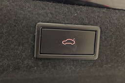 punainen Skoda Octavia 2021 kuva 26.