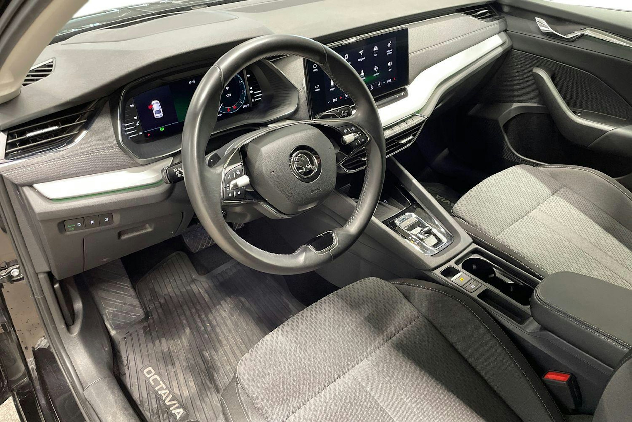 musta Skoda Octavia 2021 kuva 7.