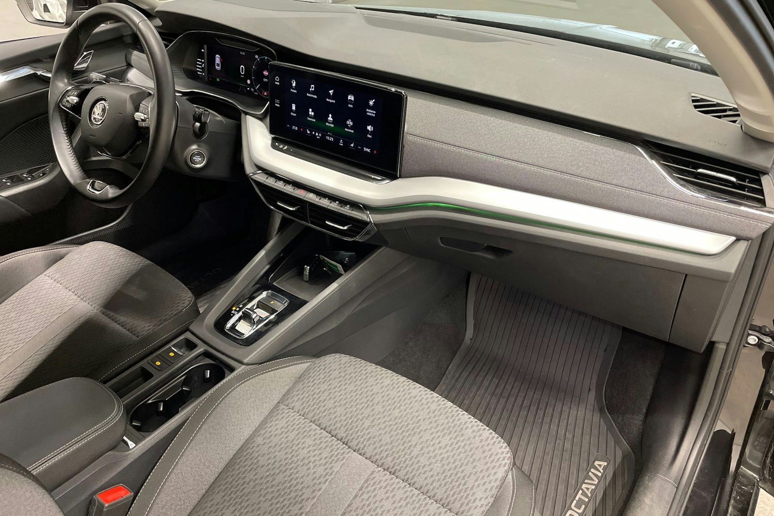 musta Skoda Octavia 2021 kuva 34.