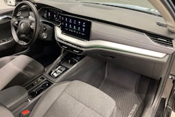 musta Skoda Octavia 2021 kuva 34.