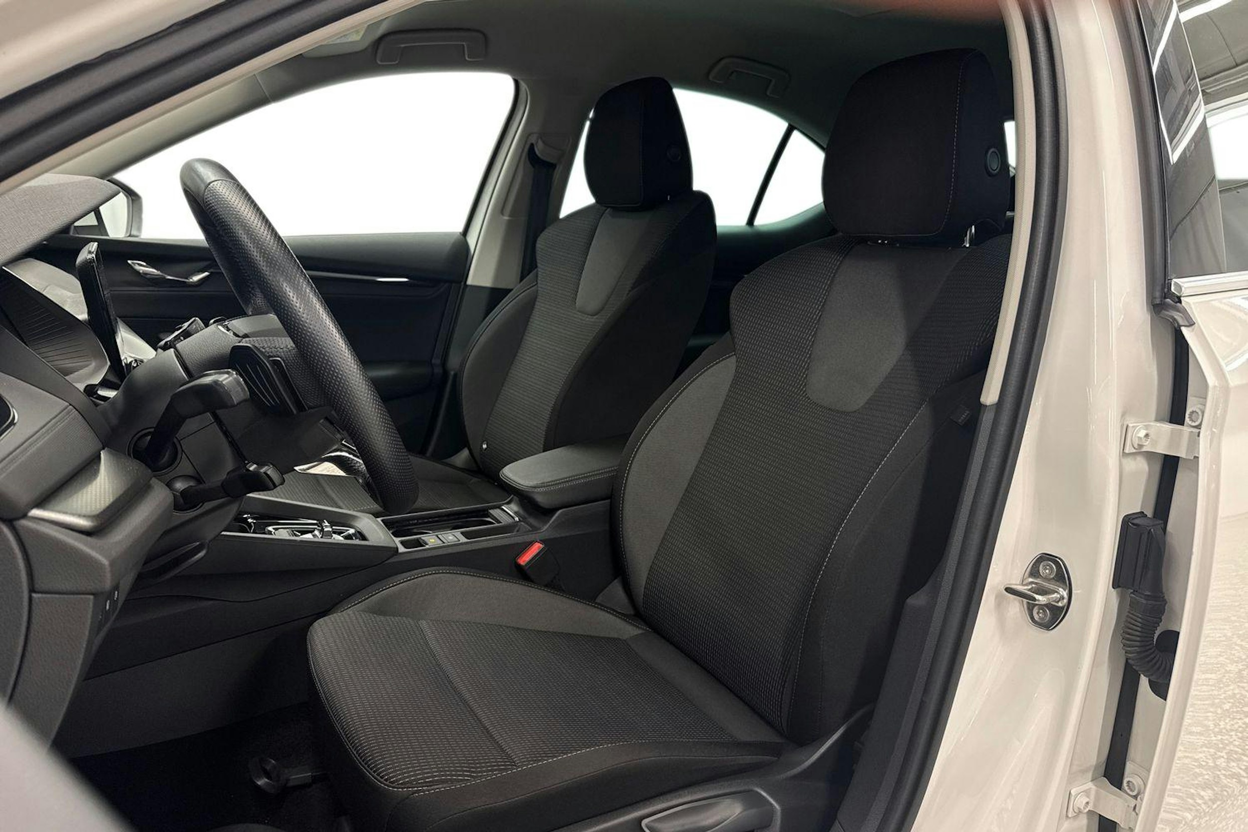 Valkoinen Skoda OCTAVIA 2021 kuva 9.