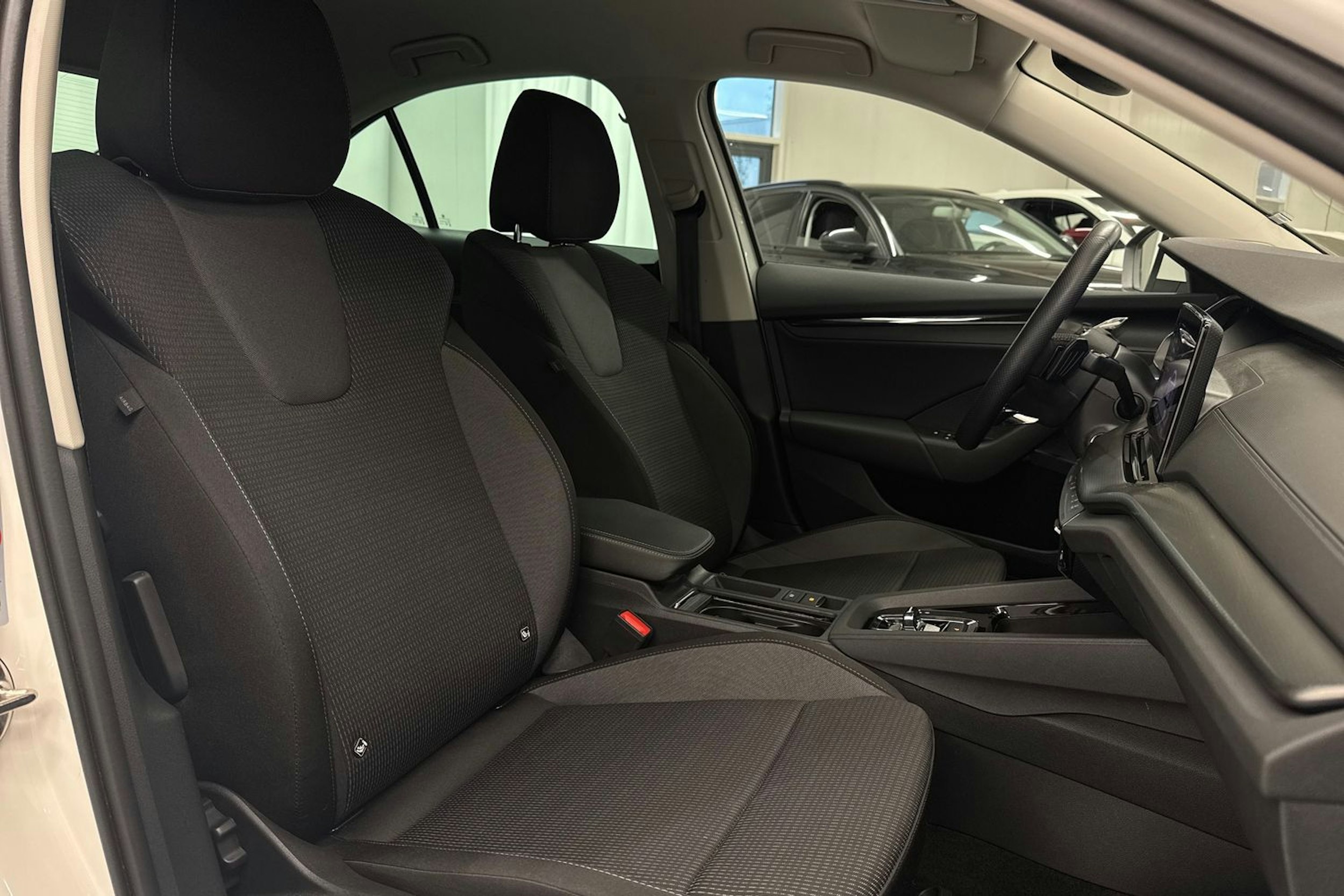 Valkoinen Skoda OCTAVIA 2021 kuva 10.