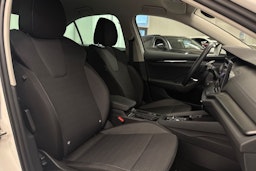 Valkoinen Skoda OCTAVIA 2021 kuva 10.