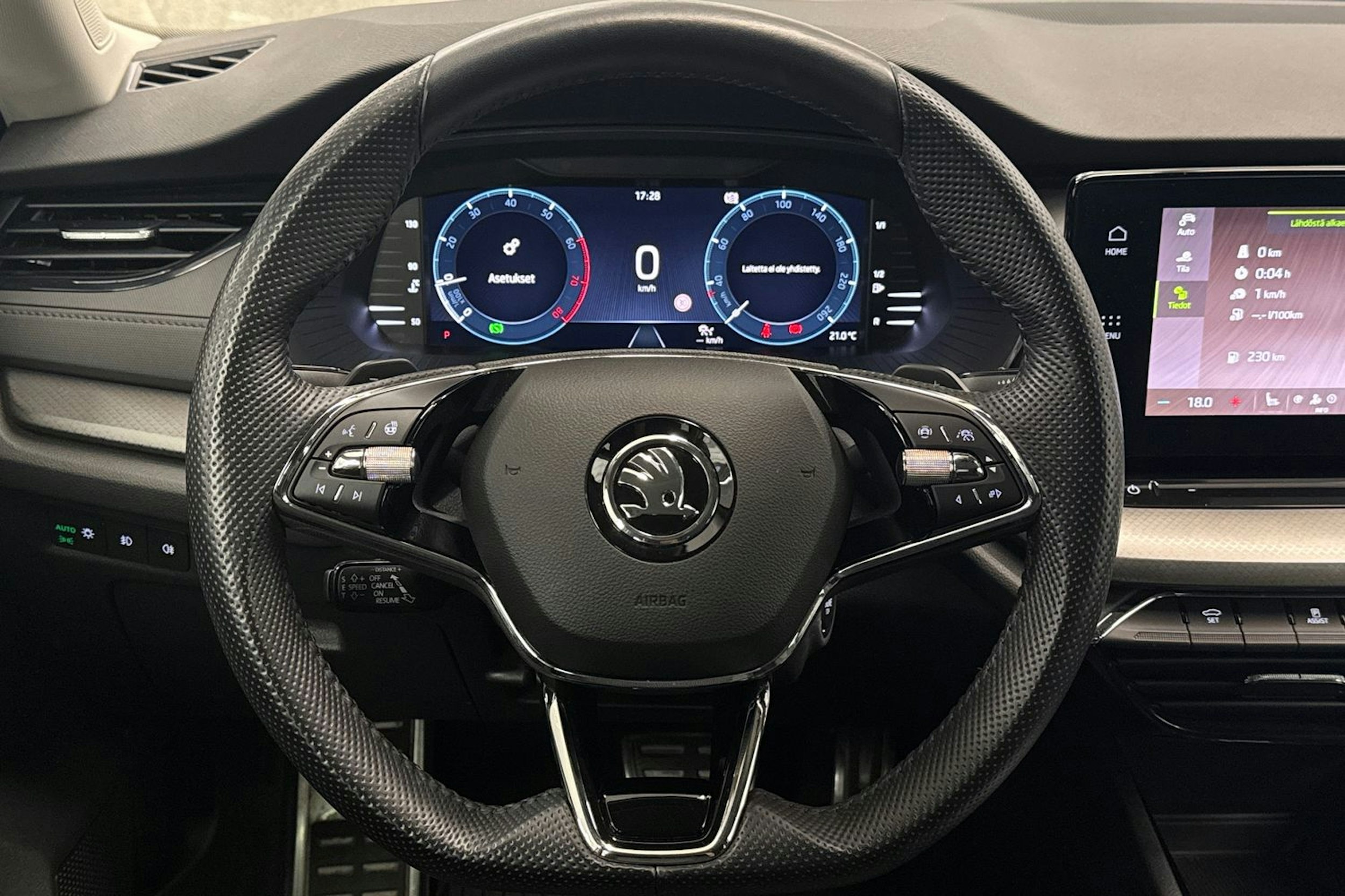 Valkoinen Skoda OCTAVIA 2021 kuva 11.