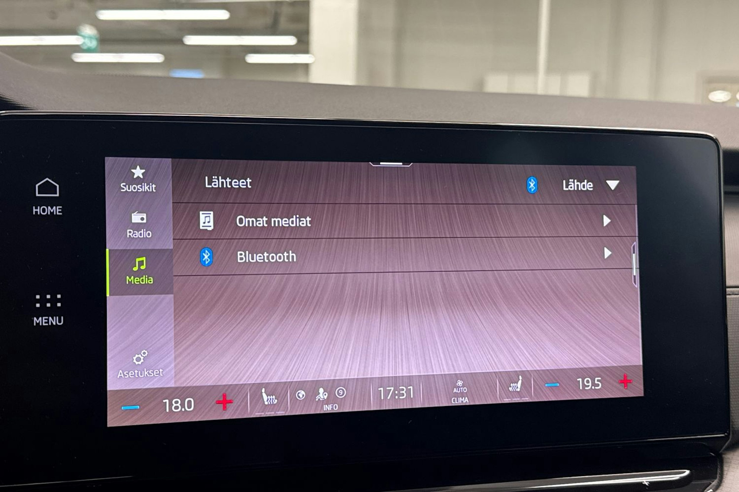 Valkoinen Skoda OCTAVIA 2021 kuva 24.
