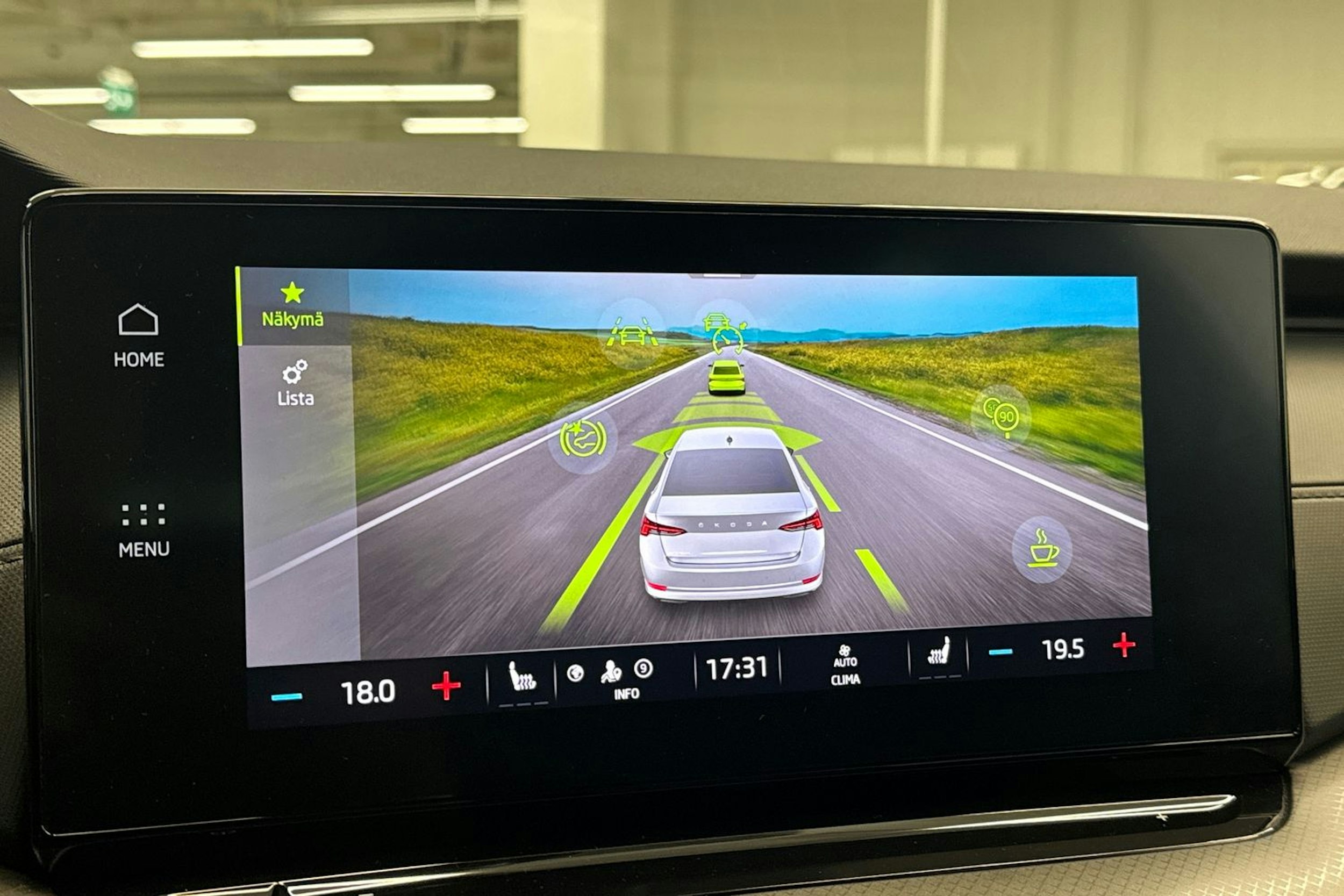 Valkoinen Skoda OCTAVIA 2021 kuva 26.