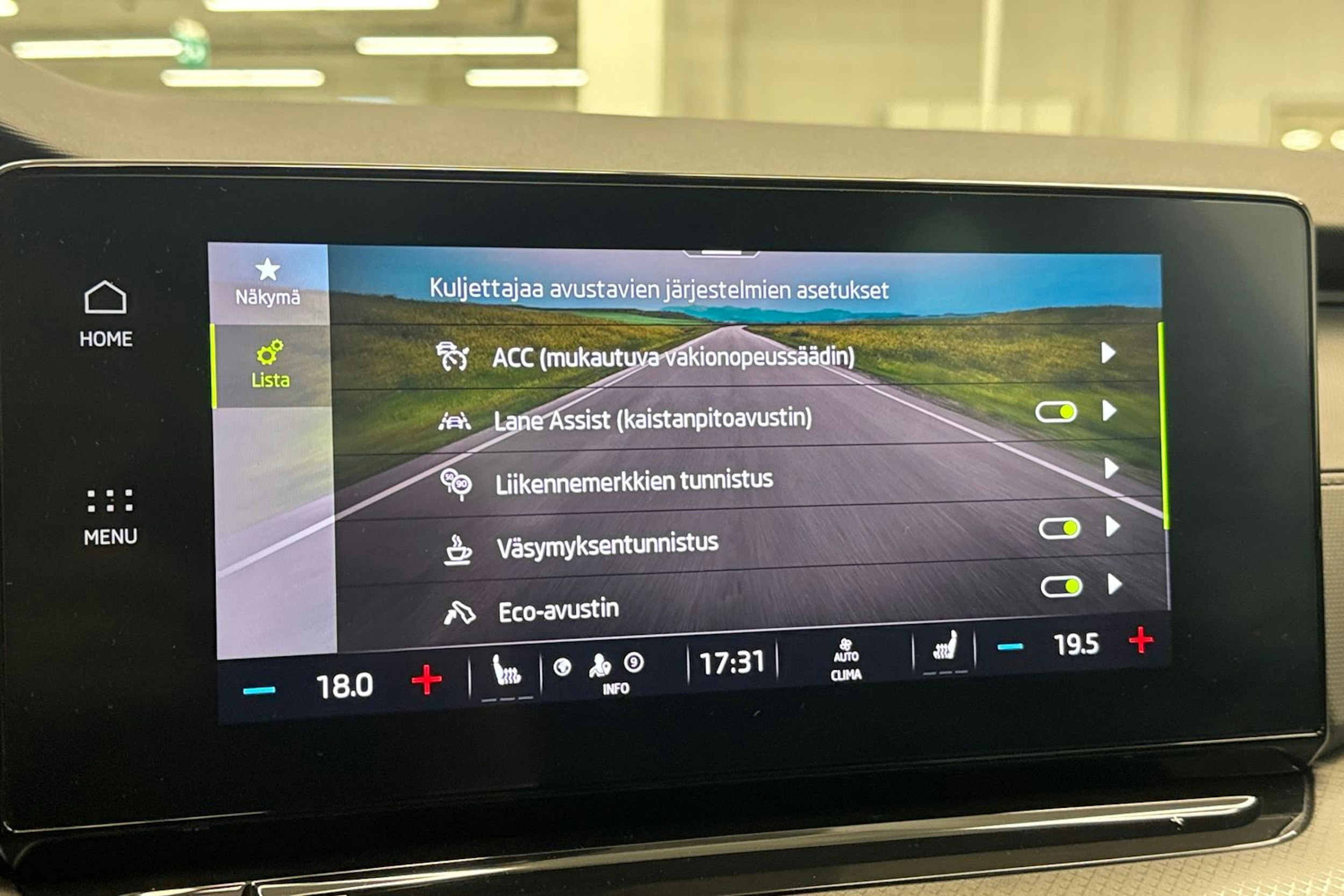 Valkoinen Skoda OCTAVIA 2021 kuva 27.
